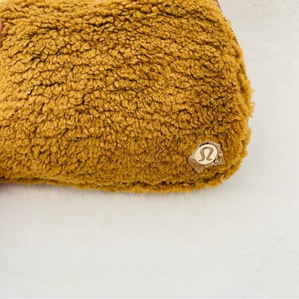Lululemon Everywhere Fleece Belt Bag - Picture 9 of 11